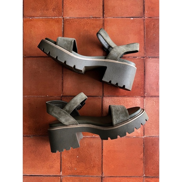 Sz 9.5 WW Torrid Lug Bottom Heeled Sandals In Olive NWOT - Picture 2 of 7